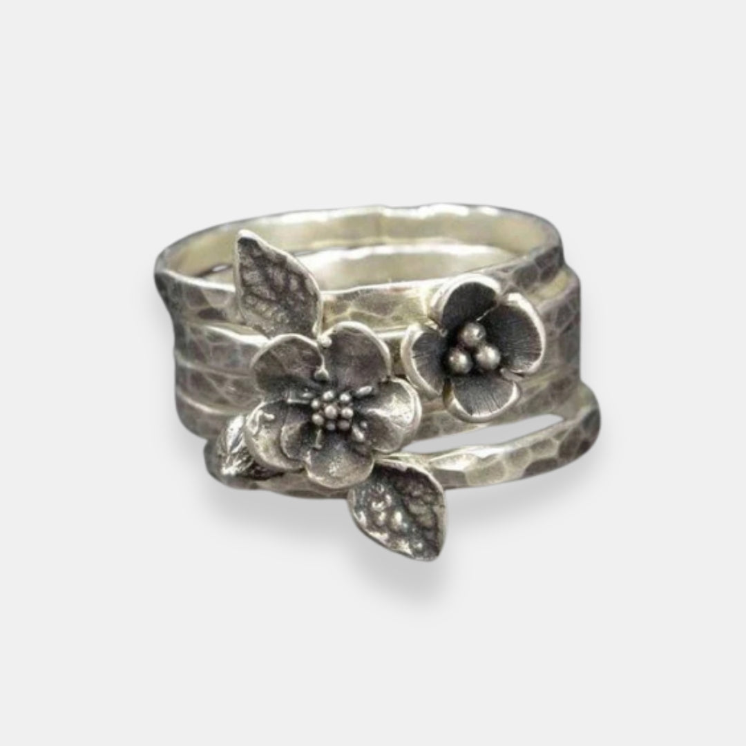 Quirine | Bague martelée à motif floral