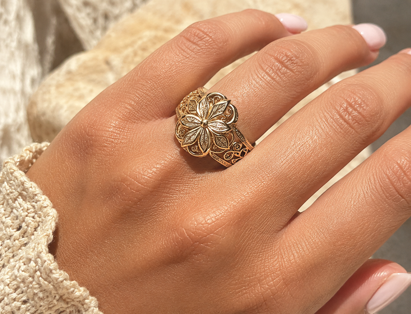 ANILLO DORADO FLOR DE ÁMBAR.